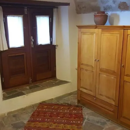 Athina モネンバシア